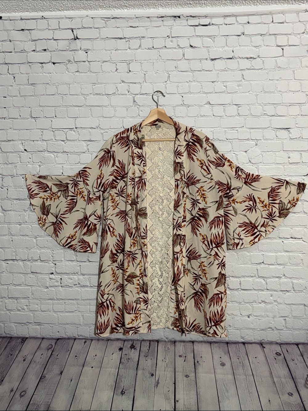 gimmicks by BKE Cream Floral Kimono Jacket